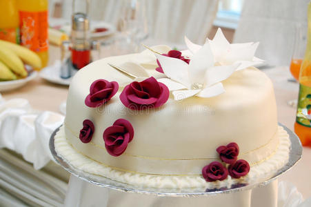 白色结婚蛋糕