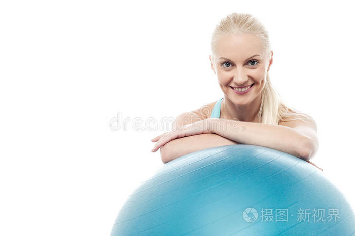 健身房里的女人在健身球旁放松