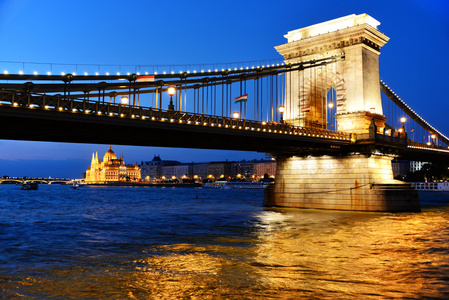 链桥和匈牙利议会建立在布达佩斯的夜