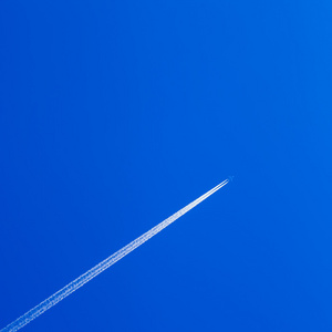 飞机在湛蓝的天空上的白色轨迹跟踪