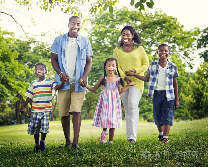 一个幸福的非洲家庭的肖像