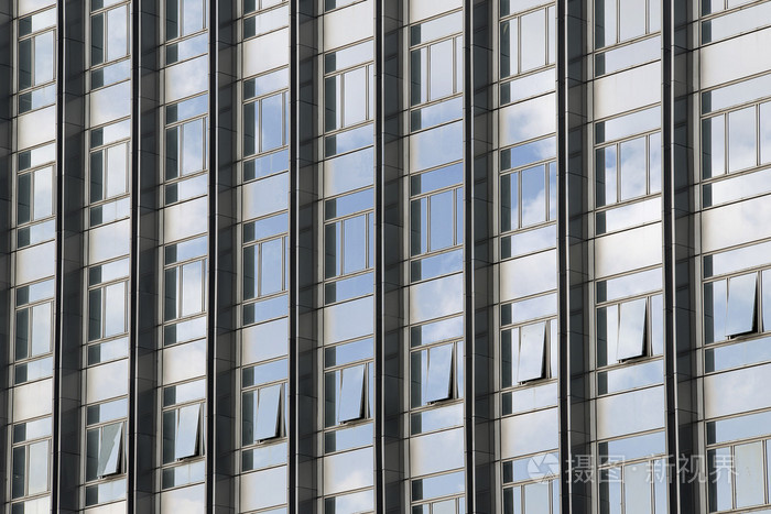 反映在 windows 中的现代办公大楼的云