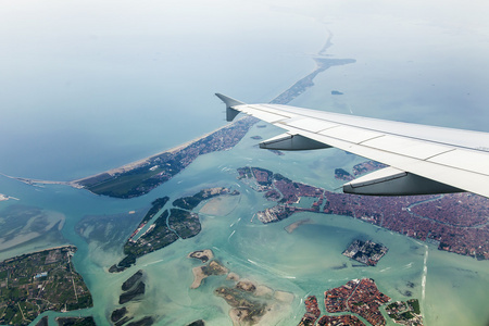 从飞机窗口岛威尼斯泻湖上的顶视图