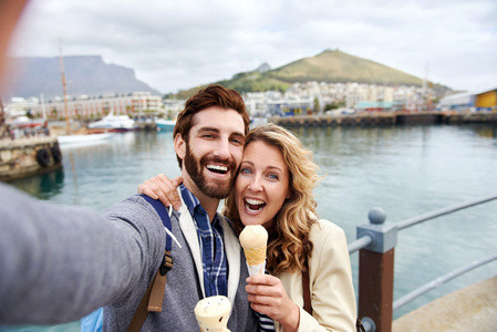 对夫妇吃冰淇淋以自拍照