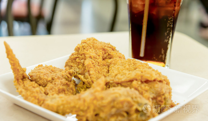 酥脆的炸鸡和可乐特写