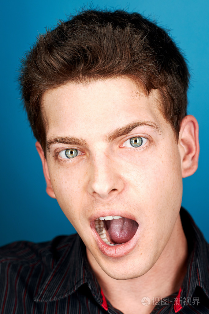 滑稽面孔的男人