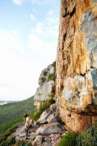 抬头看着陡峭的山路 rockclimbers