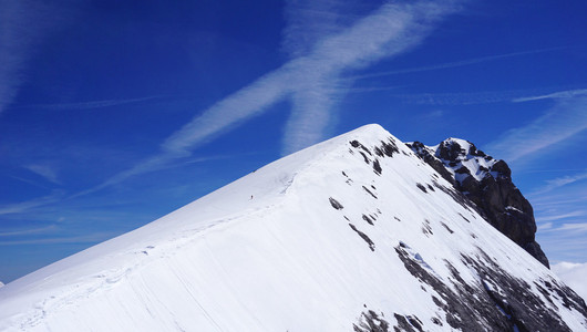 铁力士山白雪皑皑的山山顶水平