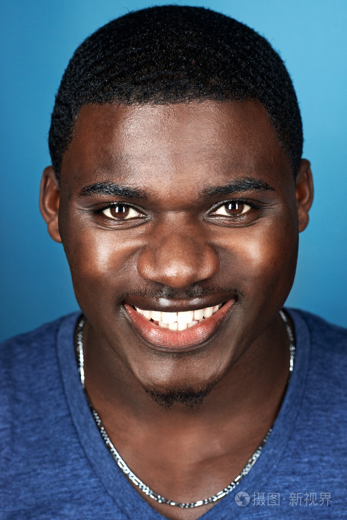 非洲黑人的男人微笑着