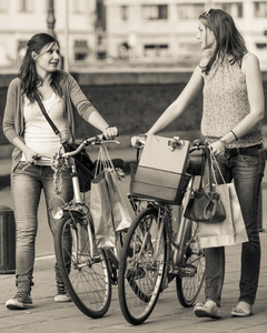 妇女步行自行车和袋