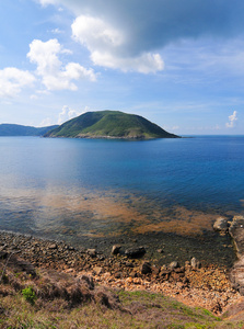 美丽的风景与岩石和海