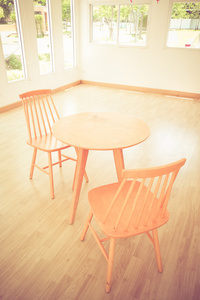 木椅上，表中筛选效果复古怀旧风格的房间