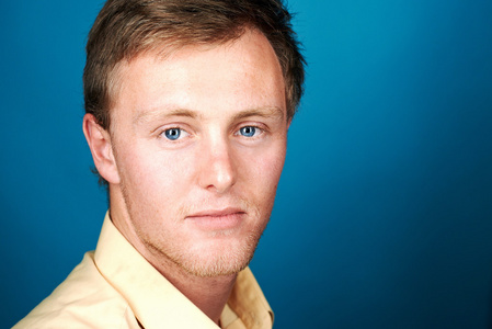 真正的男人脸看着相机照片