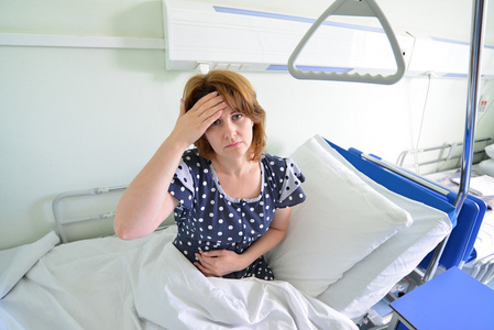 女性患者头痛在医院病房的床上图片