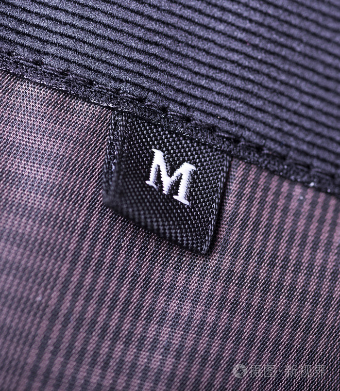 带有字母m的衣服标签尺寸