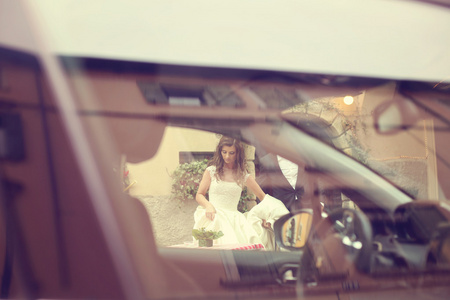 新娘和新郎通过车窗