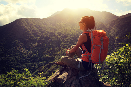 山峰上的女人徒步旅行者