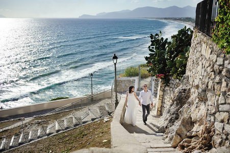 对幸福的夫妇新娘和新郎在婚礼当天在意大利