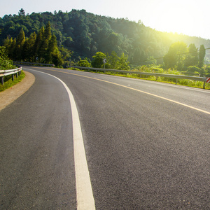 日落时的公路螺旋路