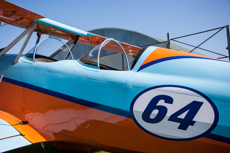 轻型飞机，现代的双翼飞机橙色和蓝色