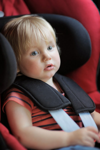 男孩在汽车座椅的肖像图片