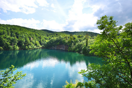 如诗如画湖山