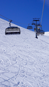 空的滑雪缆车在雪山铁力士山垂直