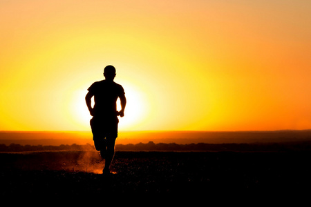 承诺剪影在场上奔跑的男人剪影照片