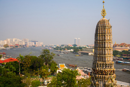 从上面的城市风景。河 房子和寺庙。查看从鸟类的飞行。Bangkok.Thailand