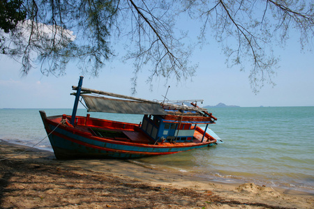 渔船上海滩泰国