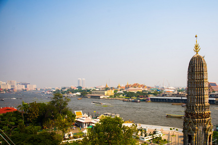 从上面的城市风景。河 房子和寺庙。查看从鸟类的飞行。Bangkok.Thailand