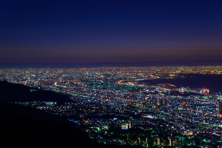 在暮色中的大阪和神户, 从玛雅山的库库塞代看风景