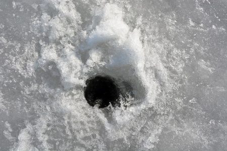 在冰的冰钓鱼洞