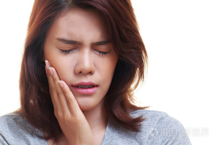 白色背景上的女人牙痛