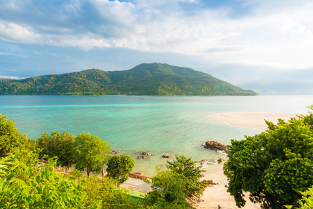 海滩和热带海蓝色的天空