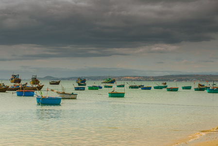 大量的渔船在海上，在鱼村 美奈 越南