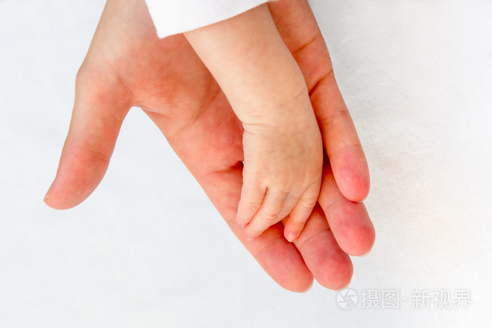 手中的婴儿的母亲控股手臂