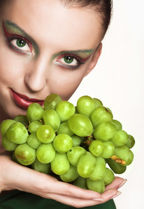 绿色葡萄的女人