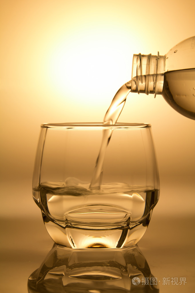 倒水的健康概念