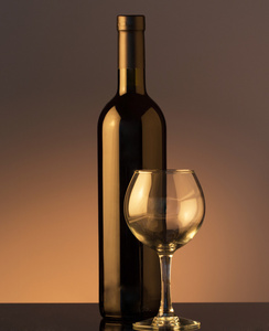 玻璃和瓶红酒