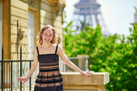 年轻女子在巴黎