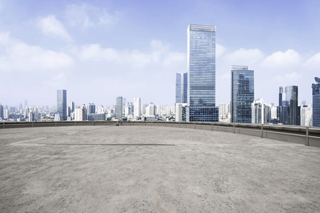水泥城市现代城市天际线和空水泥广场照片