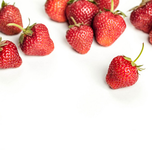 在白色背景的新鲜有机草莓。水果
