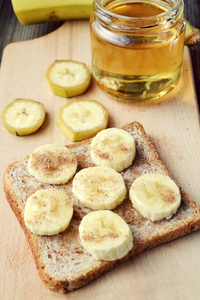 健康烤面包 香蕉 肉桂粉和蜂蜜