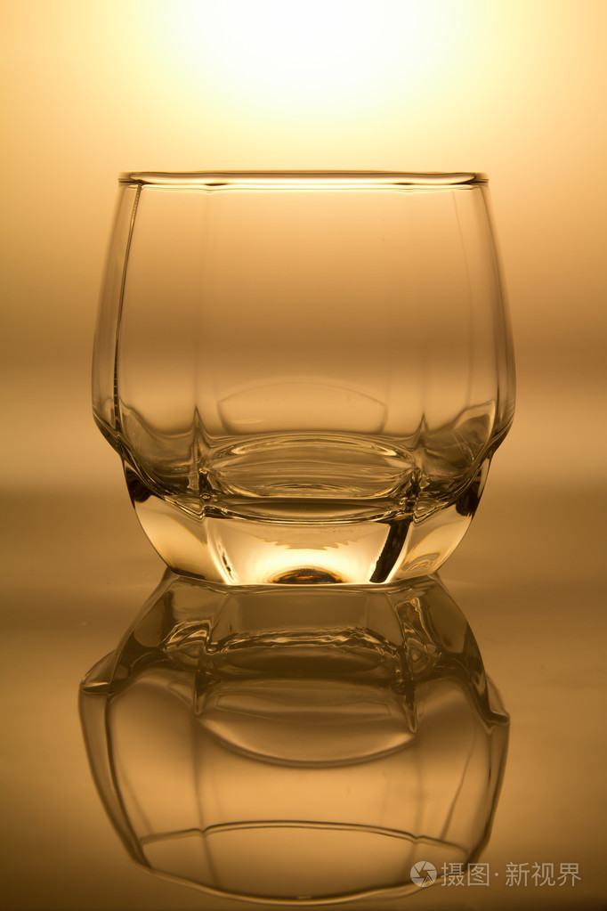 健康概念的空杯子