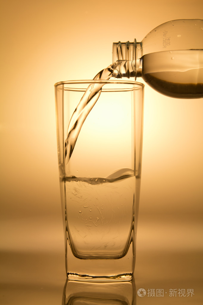 倒水的健康概念