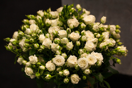 美丽的白玫瑰花束