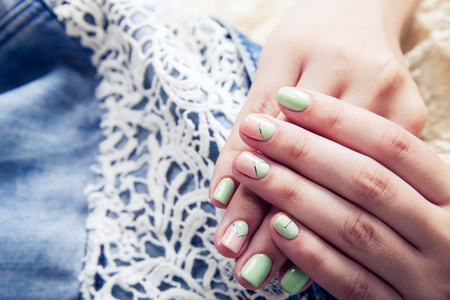 美丽的绿松石修指甲。时尚