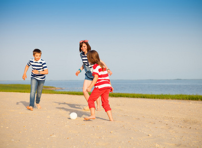 哥哥和姐姐玩户外沙滩球