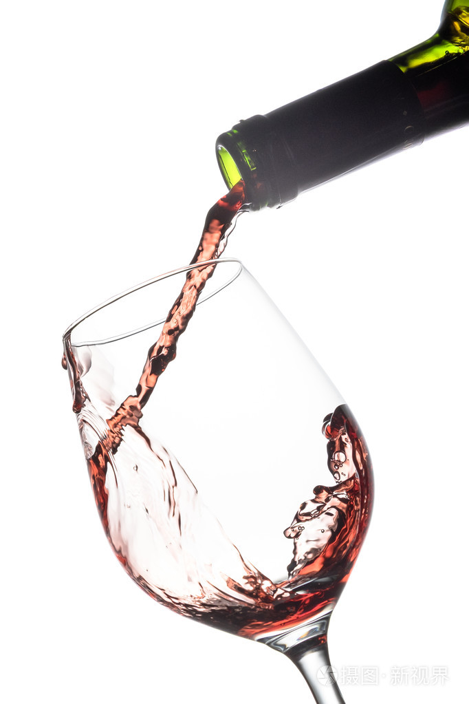 倒在葡萄酒杯的红酒